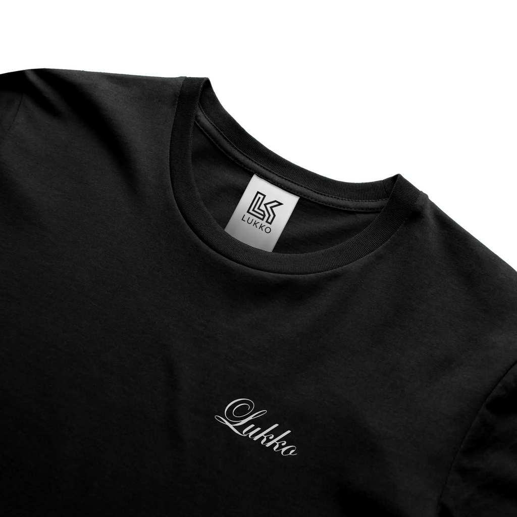 Apliiq Lukko Signature T-shirt Coupe Classique in black with a minimalist logo design on the front.